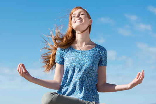 Relaxed woman practicing mindfulness outdoors, representing calm daily habits, stress management and wellness support with ashwagandha and zinc.